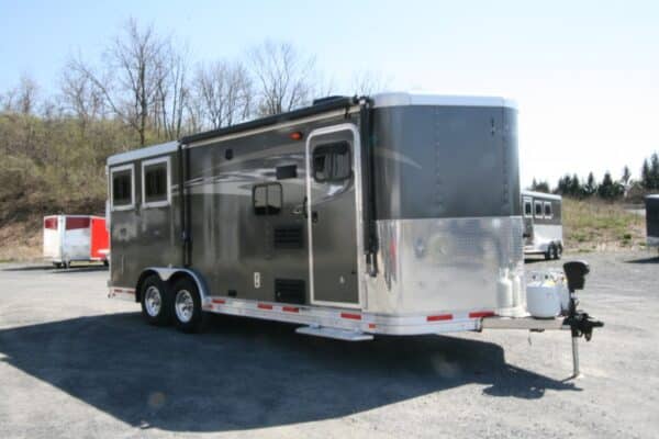 2017-lakota-charger-se-bumper-pull-2-horse-trailer-living-quarter