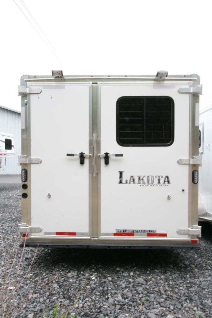 2018-lakota-charger-8'-wide-3-horse-slant-11'-short-wall