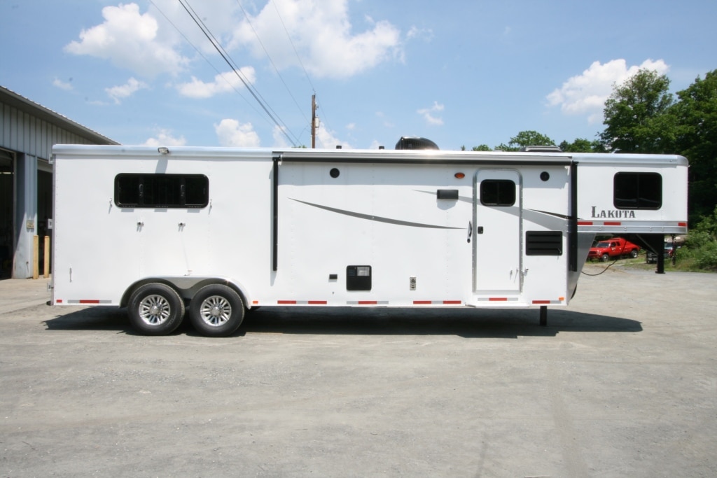 2018-LAKOTA-COLT-AC311-HORSE-TRAILER-SLANT-LOAD