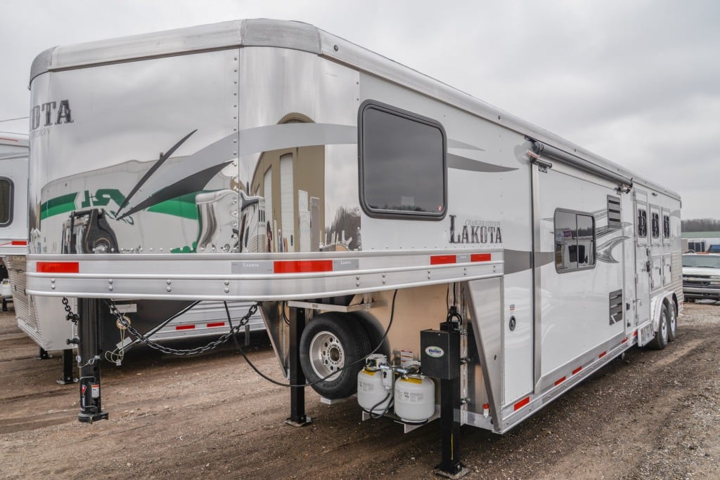 2018-lakota-charger-8313rk-horse-trailer