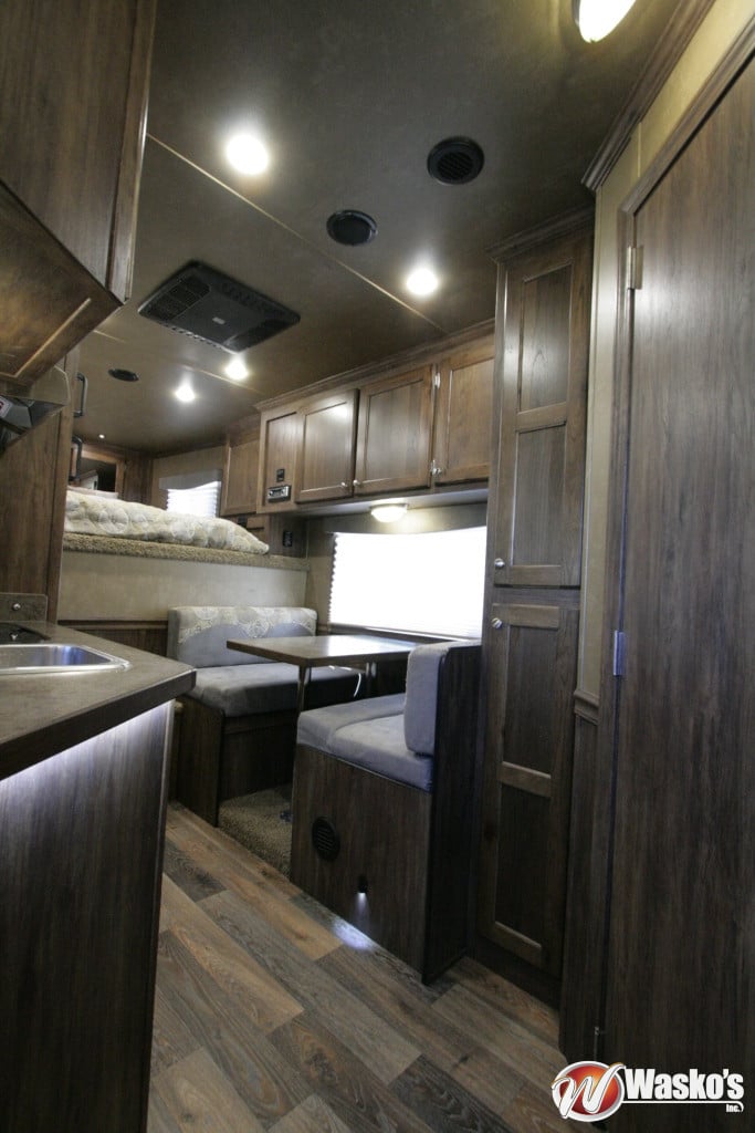 2017FEATHERLITE8581SIERRACUSTOMINTERIORBUNKBED4HORSESLANTLOAD