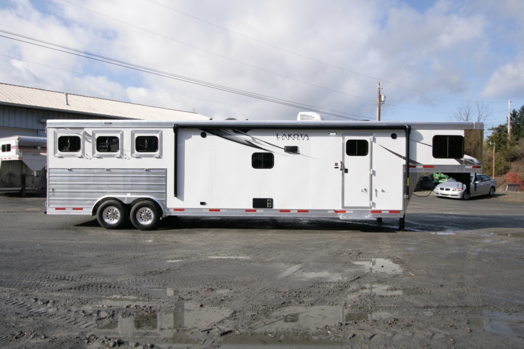 2021-Lakota-charger-8315-slant-load-horse-trailer